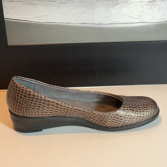 Easy Spirit Bronze Brown Reptile Print Slip On Low Heel Comfort Shoes Flats 10M - Picture 6 of 12